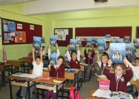 SGK, çocuklarda sosyal güvenlik bilinci oluşturmak için kitap dağıtıyor