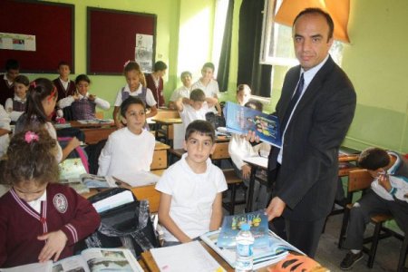 SGK, çocuklarda sosyal güvenlik bilinci oluşturmak için kitap dağıtıyor