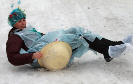 Sibirya’da Buzda Leğenle Kayma Yarışması