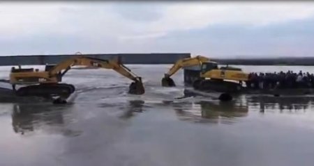 Sibirya’da işçilerin nehri kepçeyle geçmesi kamerada