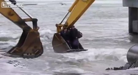 Sibirya’da işçilerin nehri kepçeyle geçmesi kamerada