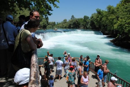 Sıcak Havadan Bunalan Turistler Manavgat Şelalesi'nde Serinliyor