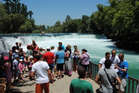 Sıcak Havadan Bunalan Turistler Manavgat Şelalesi'nde Serinliyor