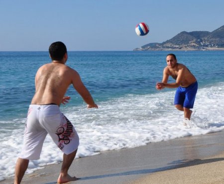 Sıcak havayı fırsat bulan sahilde nefes aldı