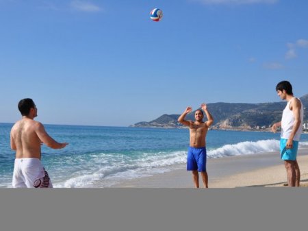 Sıcak havayı fırsat bulan sahilde nefes aldı