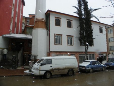 Sıcak Su Akan Caminin Cemaati Arttı