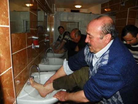 Sıcak Su Akan Caminin Cemaati Arttı