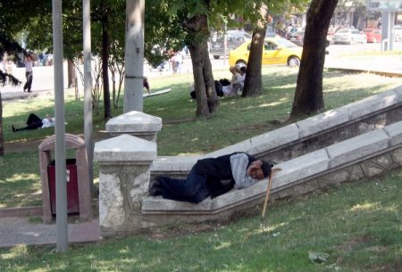 Sıcaklar 40 Dereceyi Buldu, İnsanlar Gölgeye Koştu