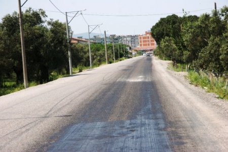 Sıcaklar Arttı, Burhaniye’de Asfalt Yollar Erimeye Başladı