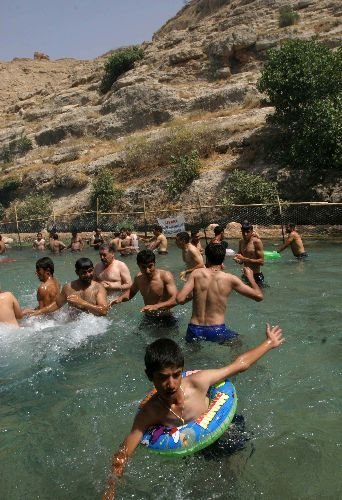 Sıcaklardan Bunalan Vatandaşlar Mardin Beyazsu'ya Akın Ediyor