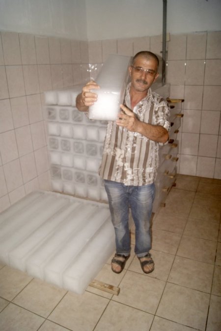 Sıcakların Uğramadığı Tek Yer: Buz Fabrikası