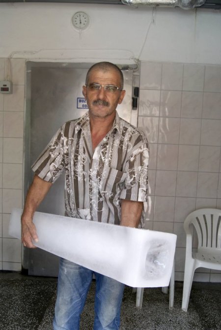 Sıcakların Uğramadığı Tek Yer: Buz Fabrikası