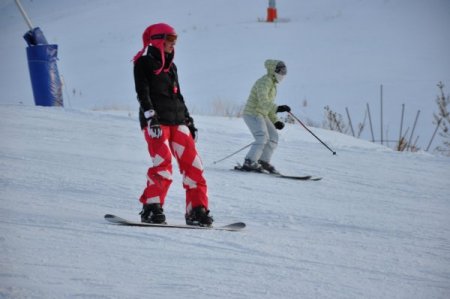 Sıcaklığın eksi 32 derce olduğu Palandöken’de kayak pistleri rengârenk
