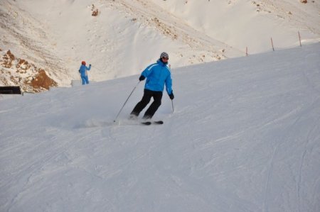 Sıcaklığın eksi 32 derce olduğu Palandöken’de kayak pistleri rengârenk