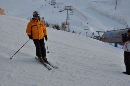 Sıcaklığın eksi 32 derce olduğu Palandöken’de kayak pistleri rengârenk