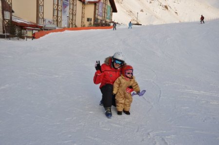 Sıcaklığın eksi 32 derce olduğu Palandöken’de kayak pistleri rengârenk