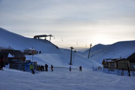Sıcaklığın eksi 32 derce olduğu Palandöken’de kayak pistleri rengârenk