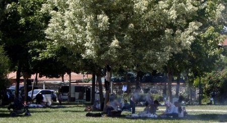 Sıcaktan bunalan Bursalılar parklara akın etti