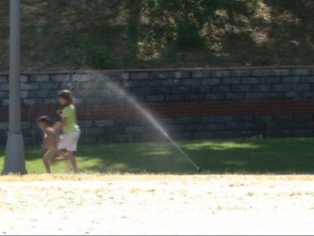 Sıcaktan Bunalan Çocuklar, Çareyi 'Fıskiye'de Buldu