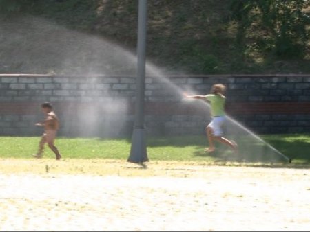 Sıcaktan Bunalan Çocuklar, Çareyi 'Fıskiye'de Buldu
