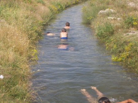 Sıcaktan Bunalan Çocuklar Sulama Kanallarında Serinliyor