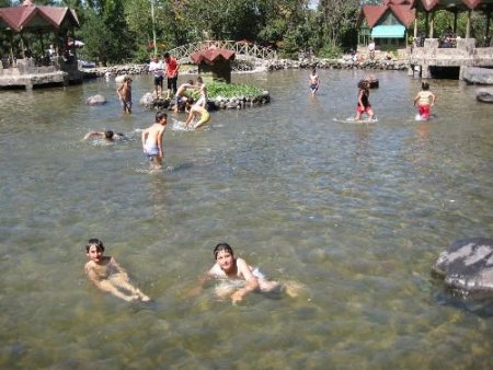 Sıcaktan Bunalan Çocuklar Süs Havuzlarında Serinledi