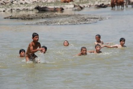 Sıcaktan Bunalan Çocuklar Tehlikeye Kulaç Atıyor