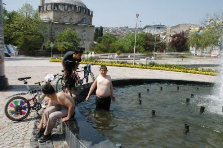 Sıcaktan Bunalan Çocukların Girdiği Süs Havuzundaki Tehlikeyi Zabıta Hatırlattı