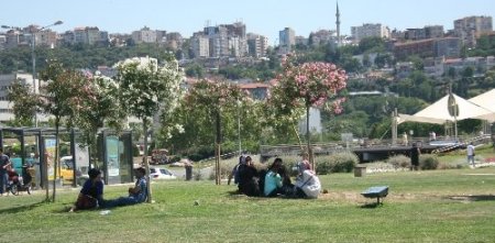 Sıcaktan bunalan İzmirliler gölgelik alanlarda serinliyor