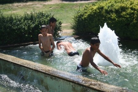 Sıcaktan bunalan İzmirliler gölgelik alanlarda serinliyor