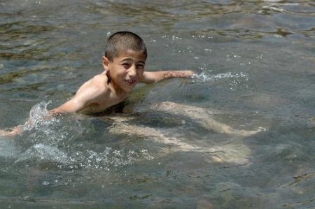 Sıcaktan Bunalan Tatvanlılar, Van Gölü Kıyısına Akın Ediyor