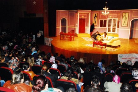 ‘Şiddet gören kadınlar’ tiyatroyla gülümsedi