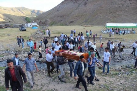 Şiddet Sonucu Ölen Melek Karaaslan, Doğduğu Köyde Toprağa Verildi