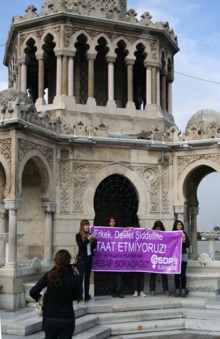 Şiddeti protesto eden beş kadın kendini İzmir Saat Kulesi'ne zincirledi