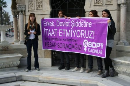 Şiddeti protesto eden beş kadın kendini İzmir Saat Kulesi'ne zincirledi