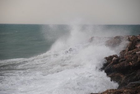 Şiddetli fırtına Side'de hayatı olumsuz etkiliyor