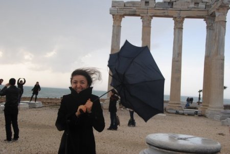 Şiddetli fırtına Side'de hayatı olumsuz etkiliyor