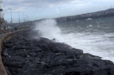 Şiddetli lodos denizde yüksek dalgalar oluşturdu
