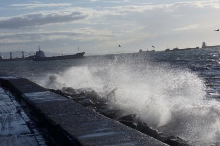 Şiddetli lodos denizde yüksek dalgalar oluşturdu