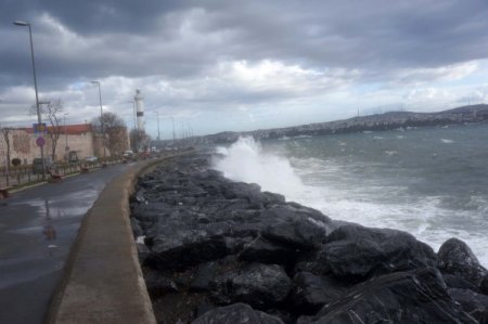 Şiddetli lodos denizde yüksek dalgalar oluşturdu