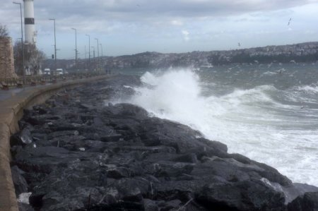 Şiddetli lodos denizde yüksek dalgalar oluşturdu
