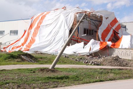 Şiddetli lodos halı sahayı uçurdu