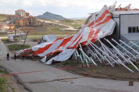 Şiddetli lodos halı sahayı uçurdu