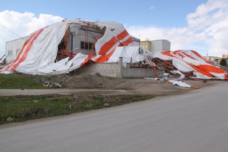 Şiddetli lodos halı sahayı uçurdu