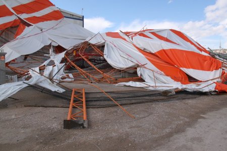 Şiddetli lodos halı sahayı uçurdu