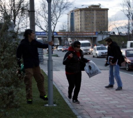 Şiddetli lodos nedeniyle baba ile oğlu uçmamak için direğe tutundu