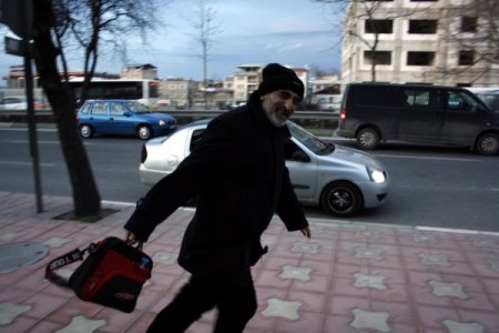 Şiddetli lodos nedeniyle baba ile oğlu uçmamak için direğe tutundu