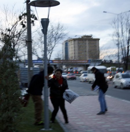 Şiddetli lodos nedeniyle baba ile oğlu uçmamak için direğe tutundu