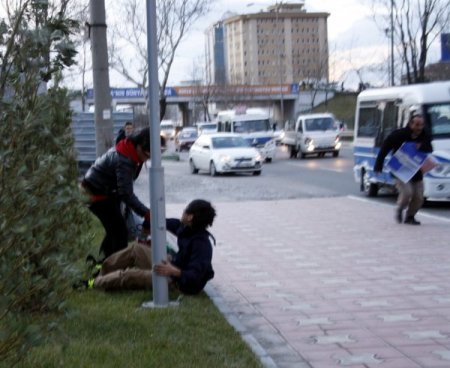 Şiddetli lodos nedeniyle baba ile oğlu uçmamak için direğe tutundu