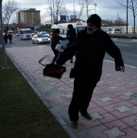 Şiddetli lodos nedeniyle baba ile oğlu uçmamak için direğe tutundu
